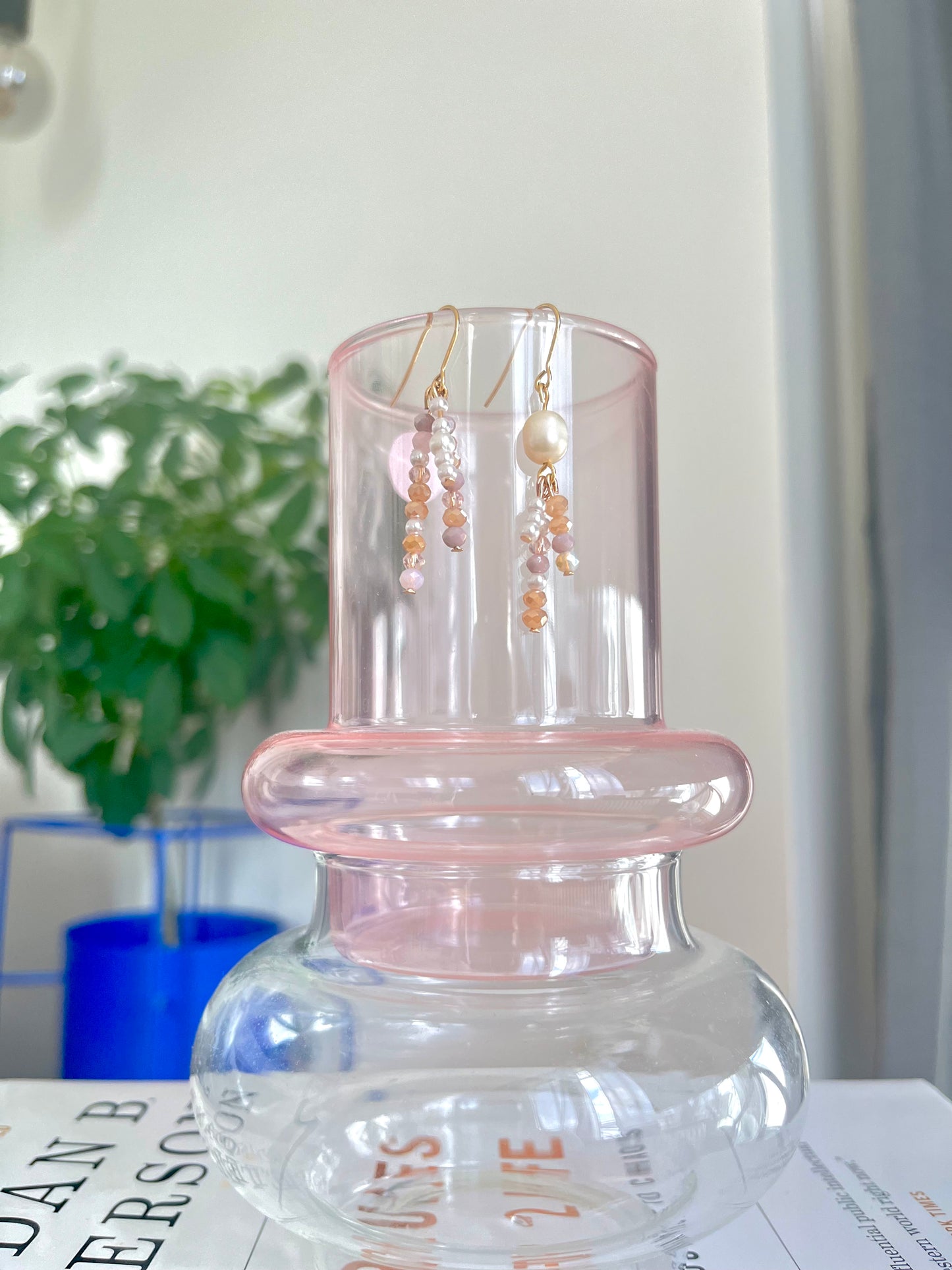 Flotteste hængeøreringe i flere dele. Håndlavet med perler af akryl, glas og en enkelt stor ferskvandsperle. Miljøbillede.