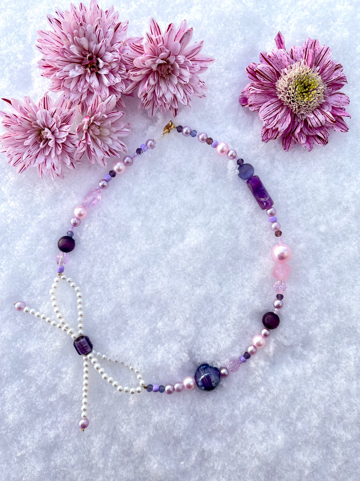 Lilla elegance, Håndlavet perlehalskæde med sløjfe - forside