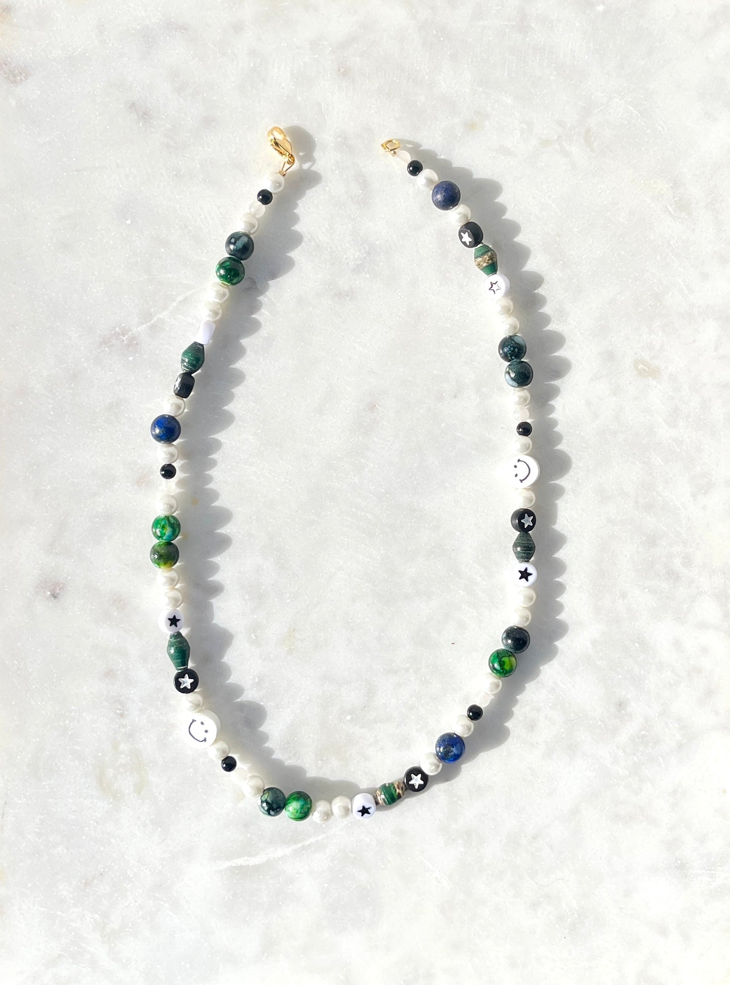 Smil i Skovgrøn halskæde (Upcycled)